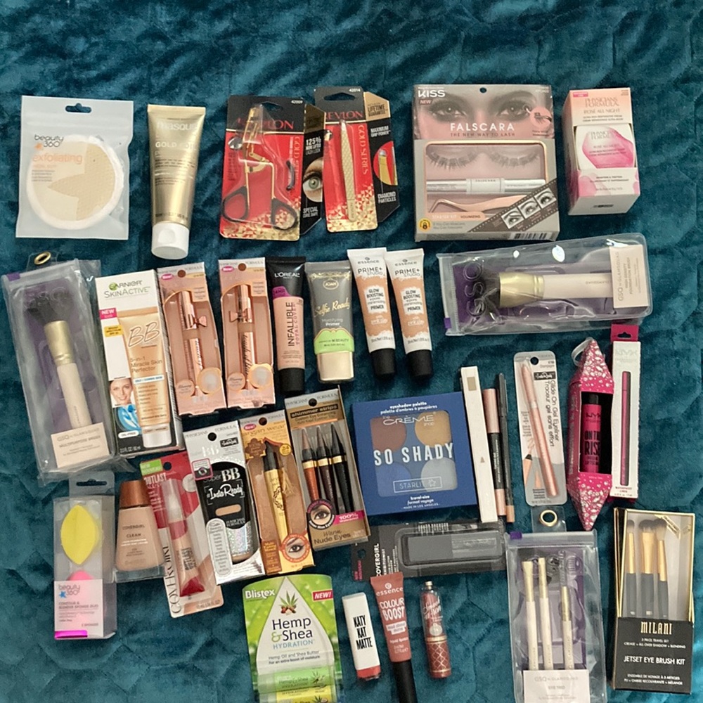 Final price drop🤩HUGE makeup lot !! 30+ pieces!!